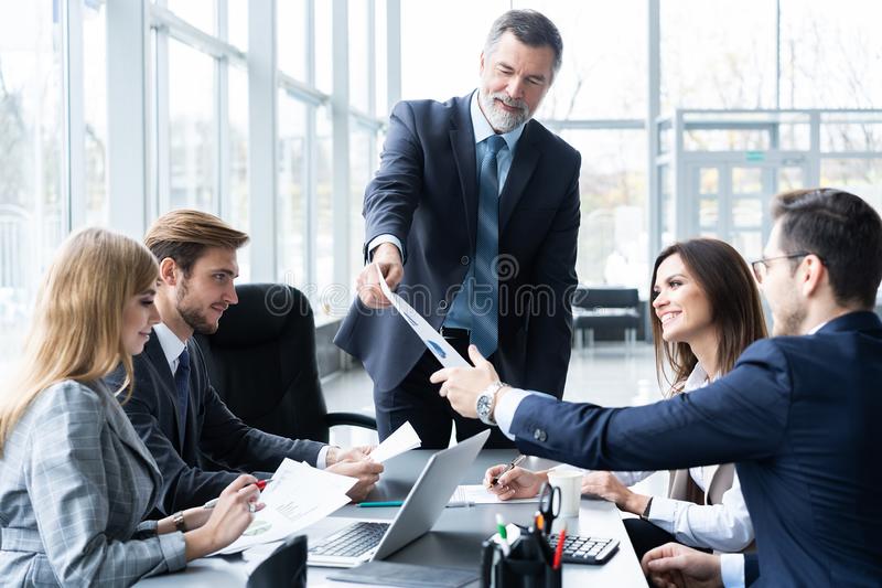 equipo-y-encargado-en-una-reunión-cierre-del-negocio-corporativo-para-arriba-131960975